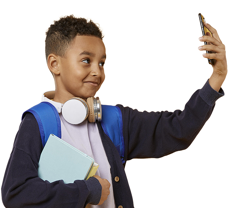 Image d'illustration d'un enfant sac au dos, casque écouteur au cou, tenant un smartphone en main, en position de selfie